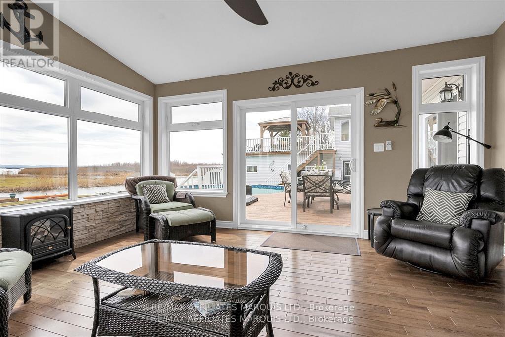 6576 Tree Haven Road, South Glengarry, ON - Indoor Photo Showing Living Room