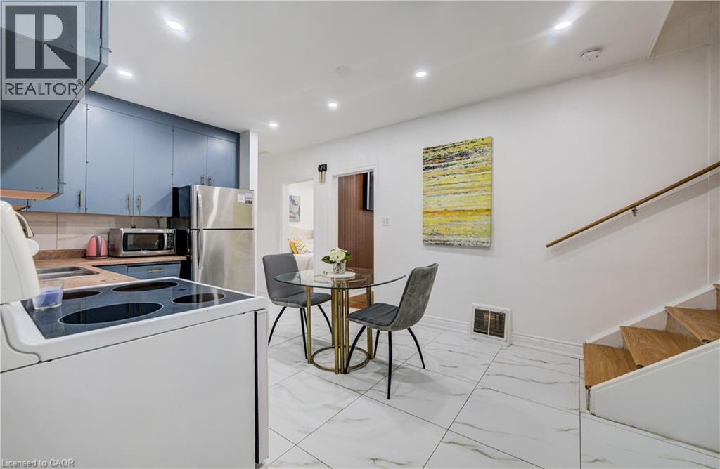 182 Avalon Place, Kitchener, ON - Indoor Photo Showing Kitchen