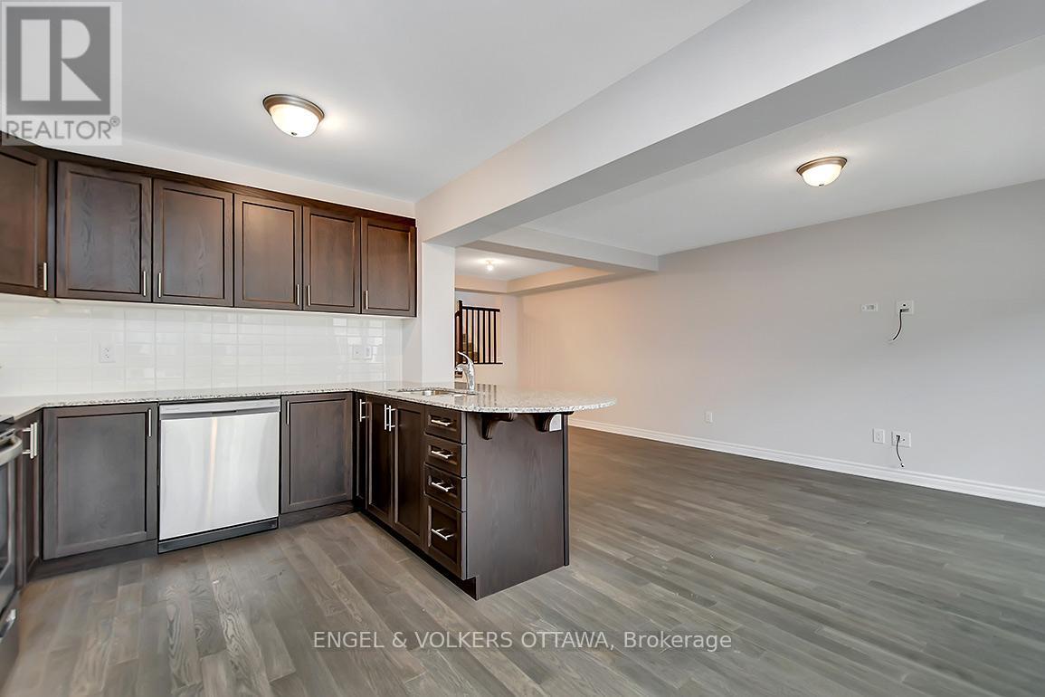 135 Lanceleaf Way, Ottawa, ON - Indoor Photo Showing Kitchen