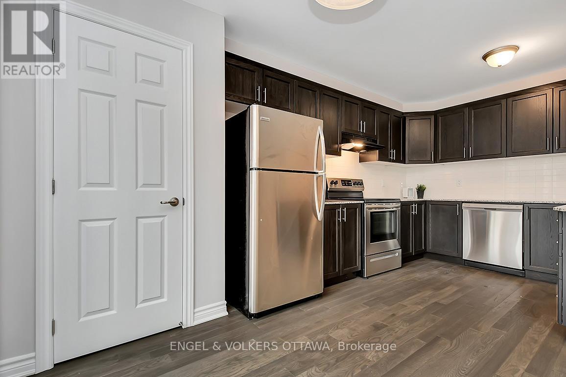135 Lanceleaf Way, Ottawa, ON - Indoor Photo Showing Kitchen With Stainless Steel Kitchen