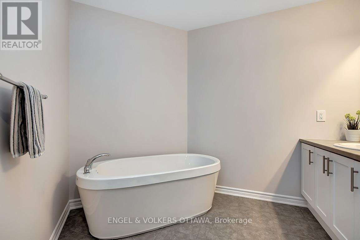 135 Lanceleaf Way, Ottawa, ON - Indoor Photo Showing Bathroom