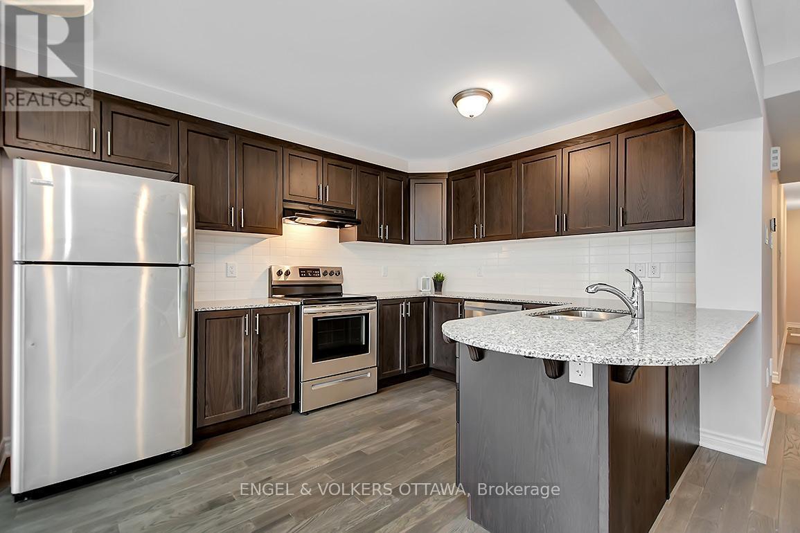 135 Lanceleaf Way, Ottawa, ON - Indoor Photo Showing Kitchen With Stainless Steel Kitchen With Upgraded Kitchen