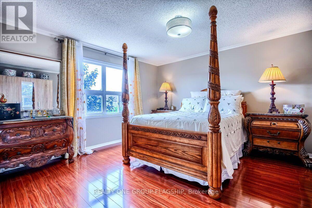 5846 Tenth Line W, Mississauga, ON - Indoor Photo Showing Bedroom