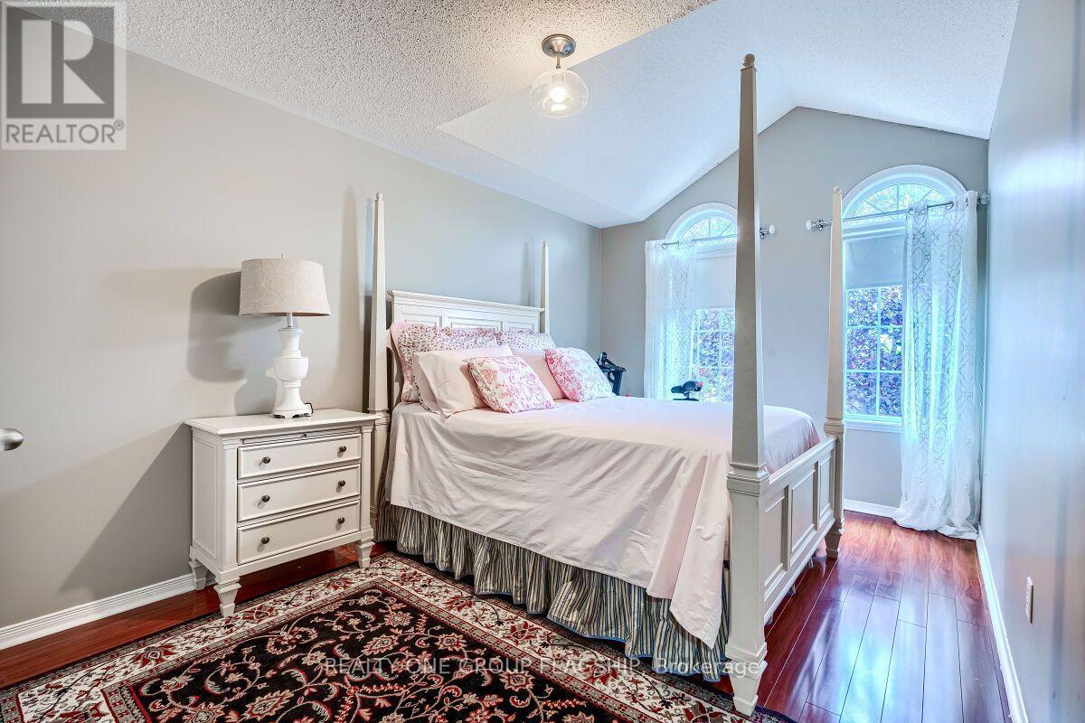 5846 Tenth Line W, Mississauga, ON - Indoor Photo Showing Bedroom