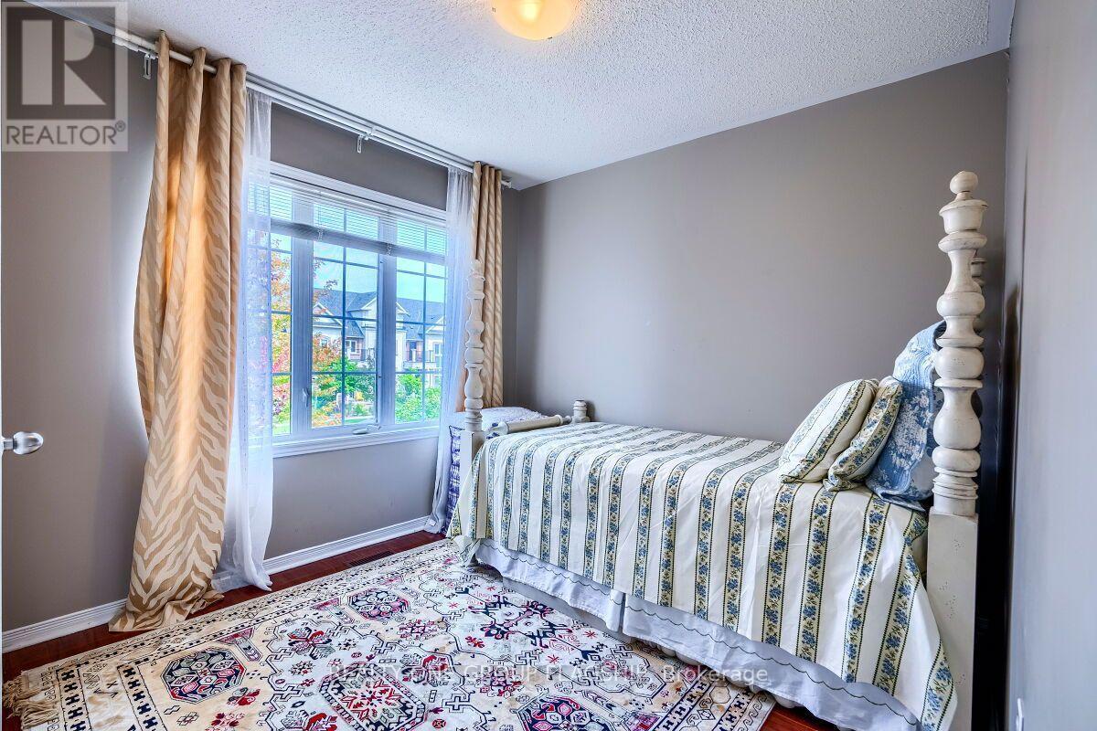 5846 Tenth Line W, Mississauga, ON - Indoor Photo Showing Bedroom