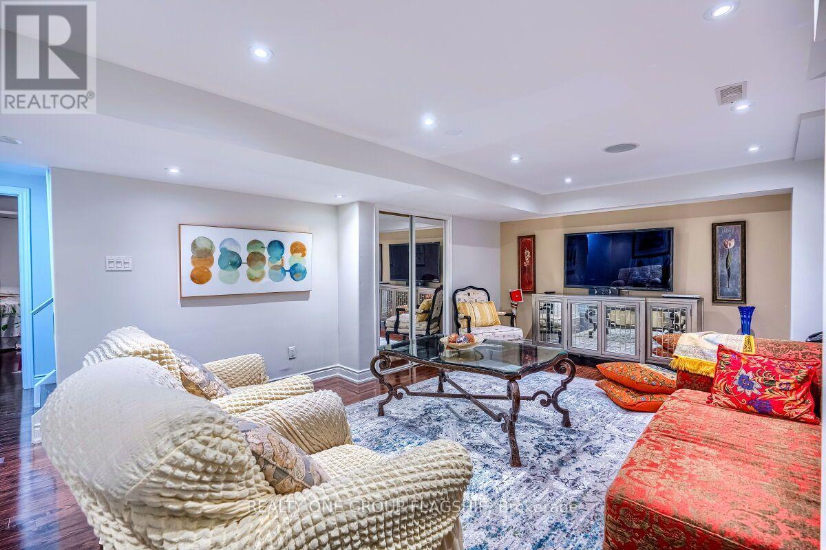 5846 Tenth Line W, Mississauga, ON - Indoor Photo Showing Living Room