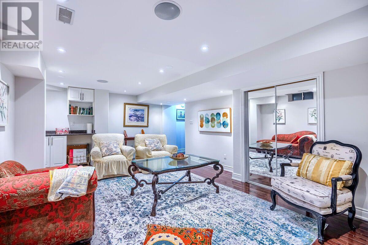 5846 Tenth Line W, Mississauga, ON - Indoor Photo Showing Living Room