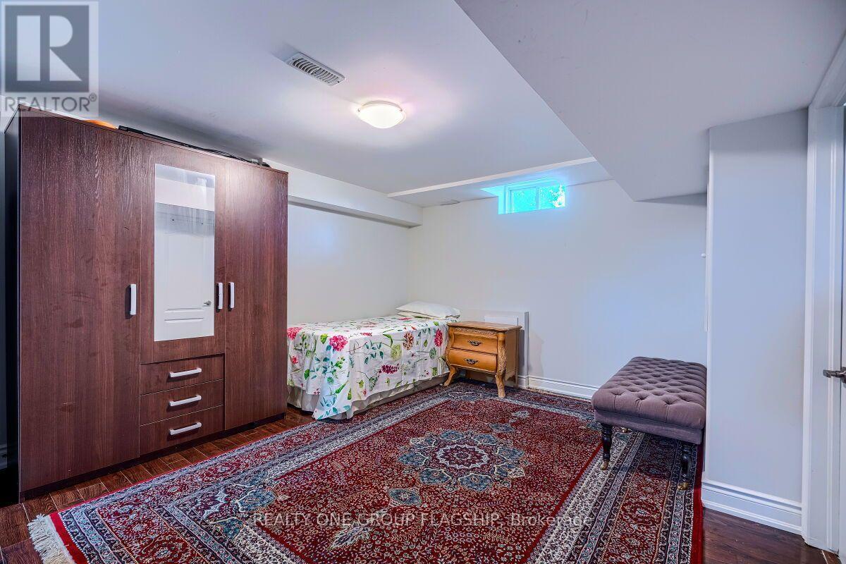 5846 Tenth Line W, Mississauga, ON - Indoor Photo Showing Bedroom