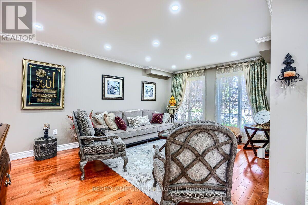 5846 Tenth Line W, Mississauga, ON - Indoor Photo Showing Living Room
