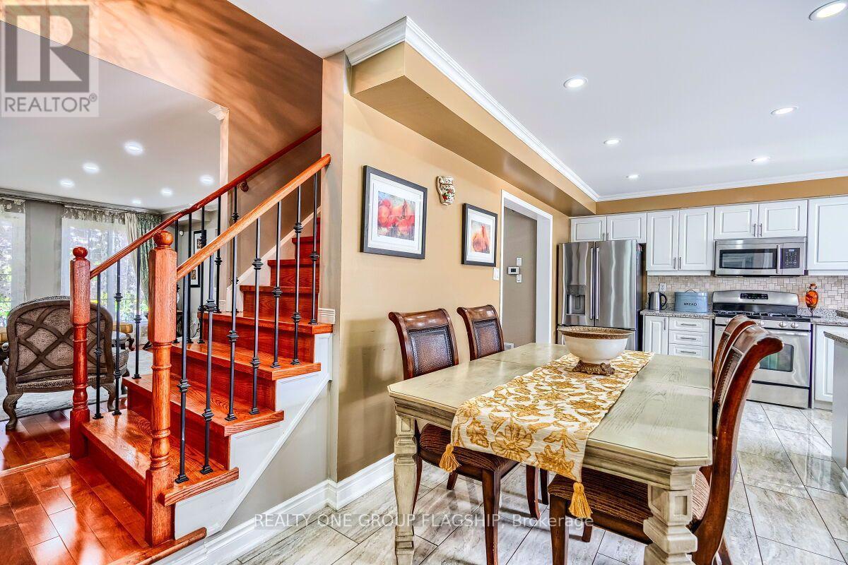5846 Tenth Line W, Mississauga, ON - Indoor Photo Showing Dining Room