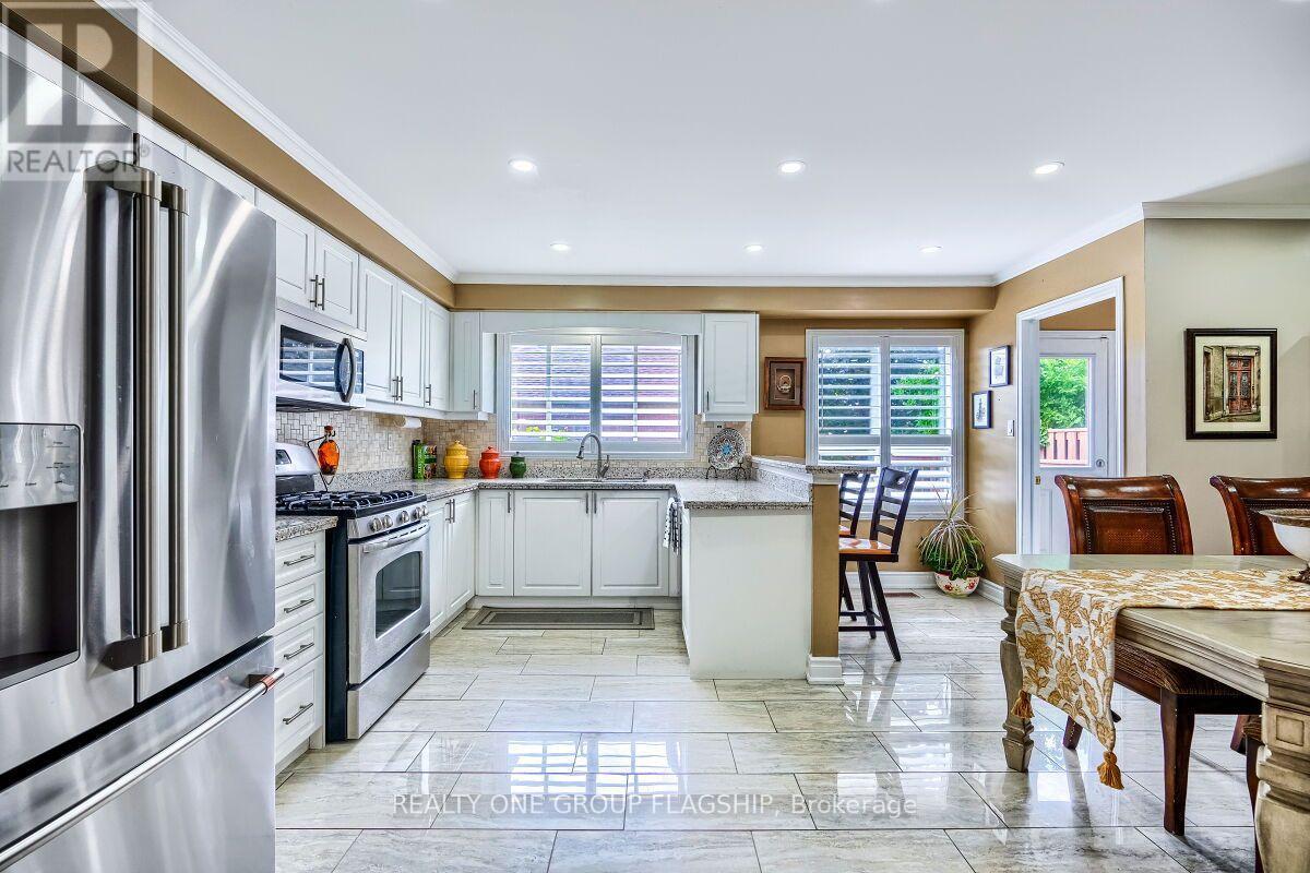 5846 Tenth Line W, Mississauga, ON - Indoor Photo Showing Kitchen With Upgraded Kitchen