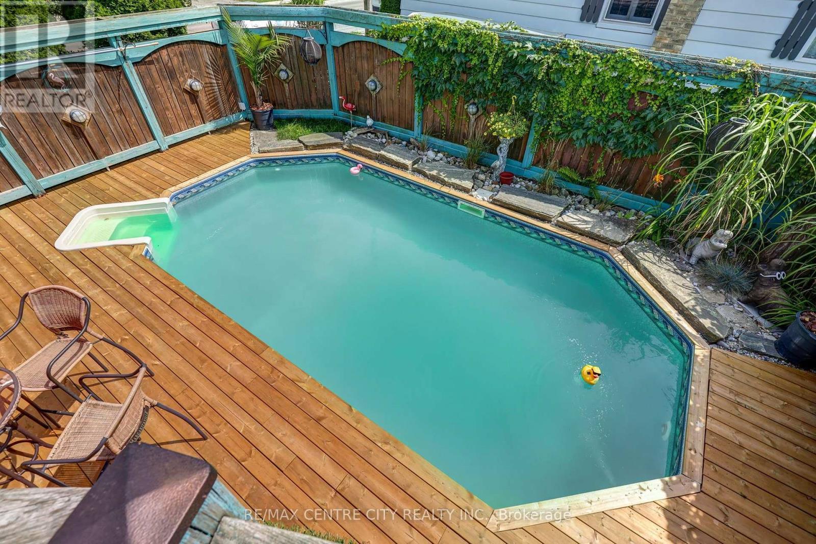 37 Fifth Avenue, St. Thomas, ON - Outdoor With In Ground Pool
