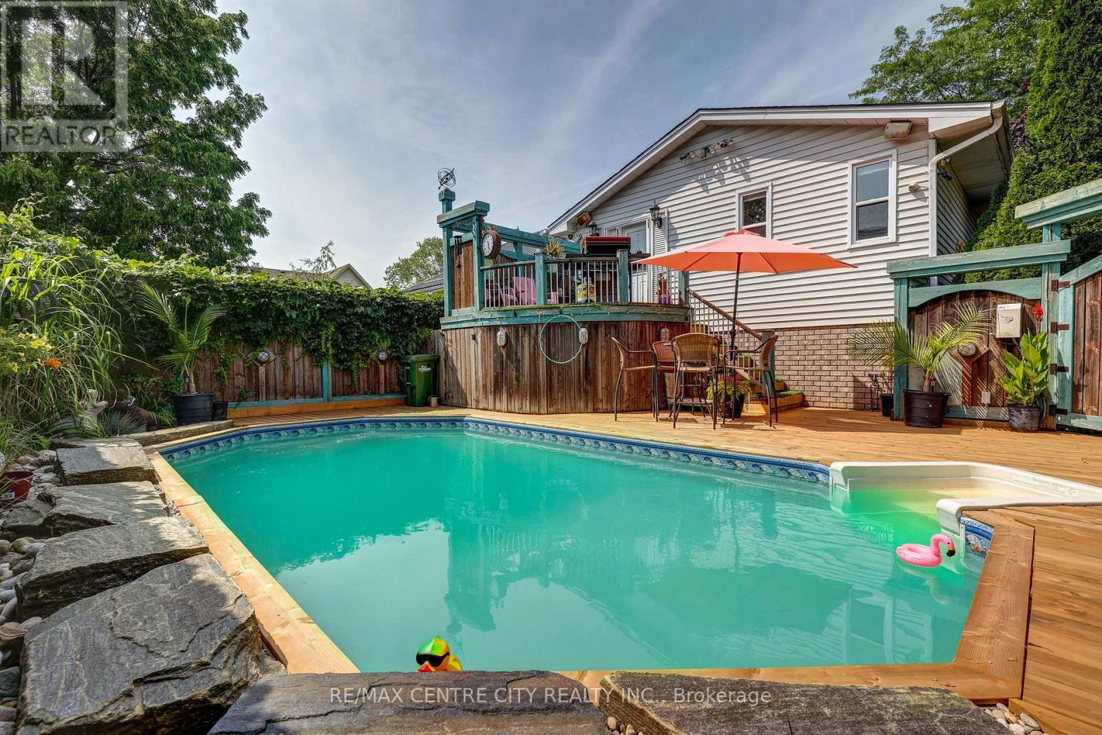 37 Fifth Avenue, St. Thomas, ON - Outdoor With In Ground Pool
