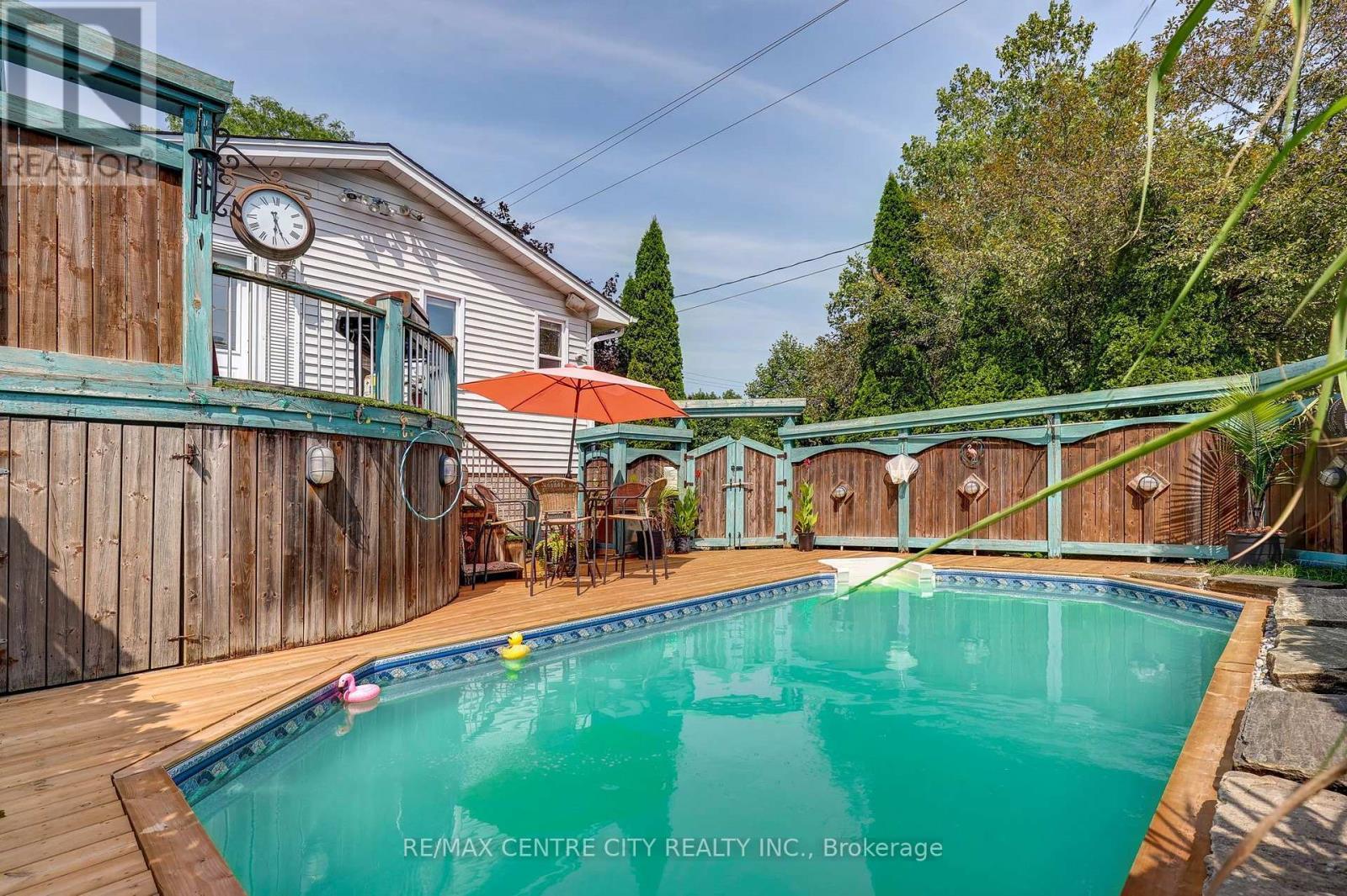 37 Fifth Avenue, St. Thomas, ON - Outdoor With In Ground Pool