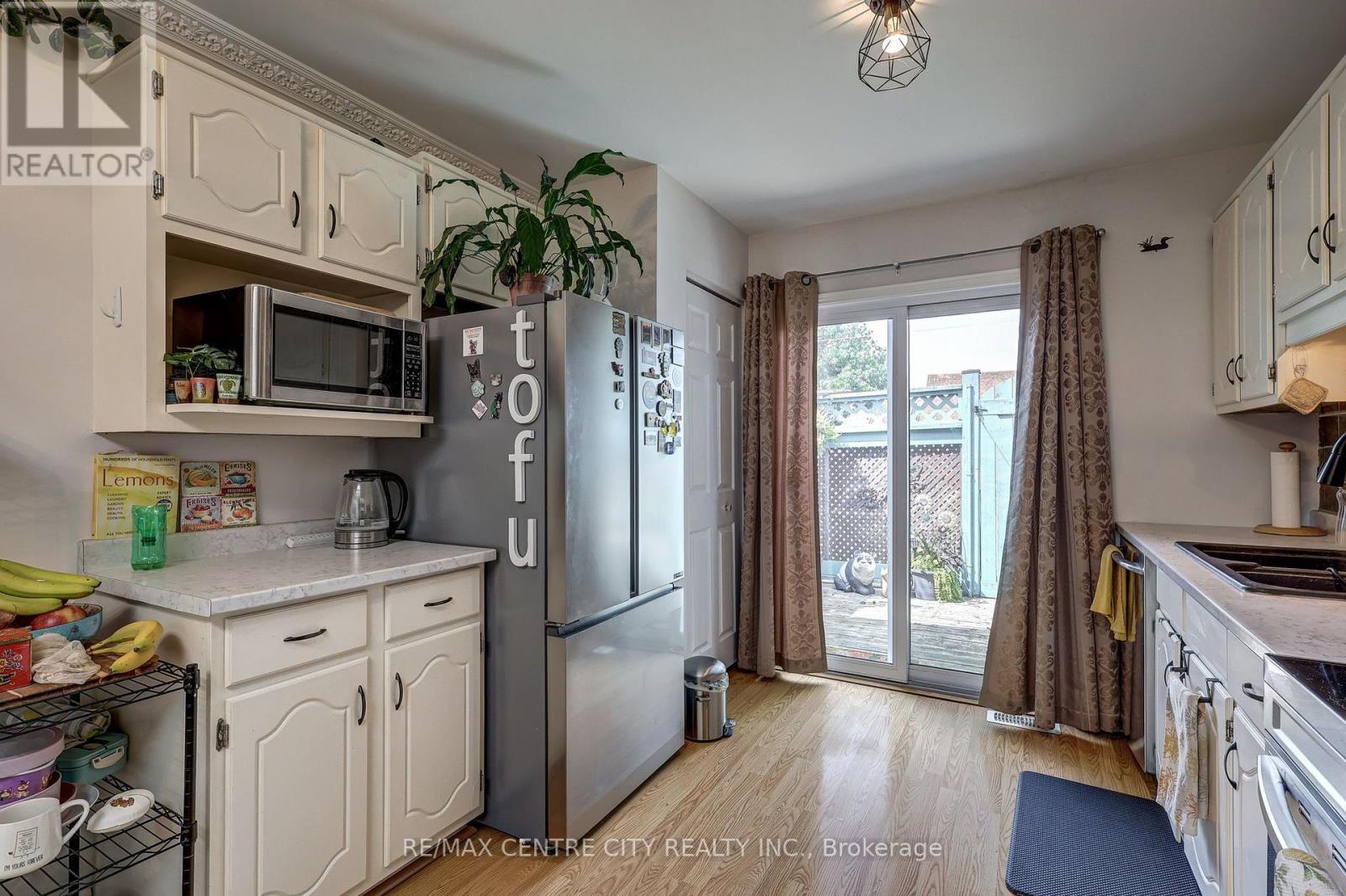 37 Fifth Avenue, St. Thomas, ON - Indoor Photo Showing Kitchen With Double Sink