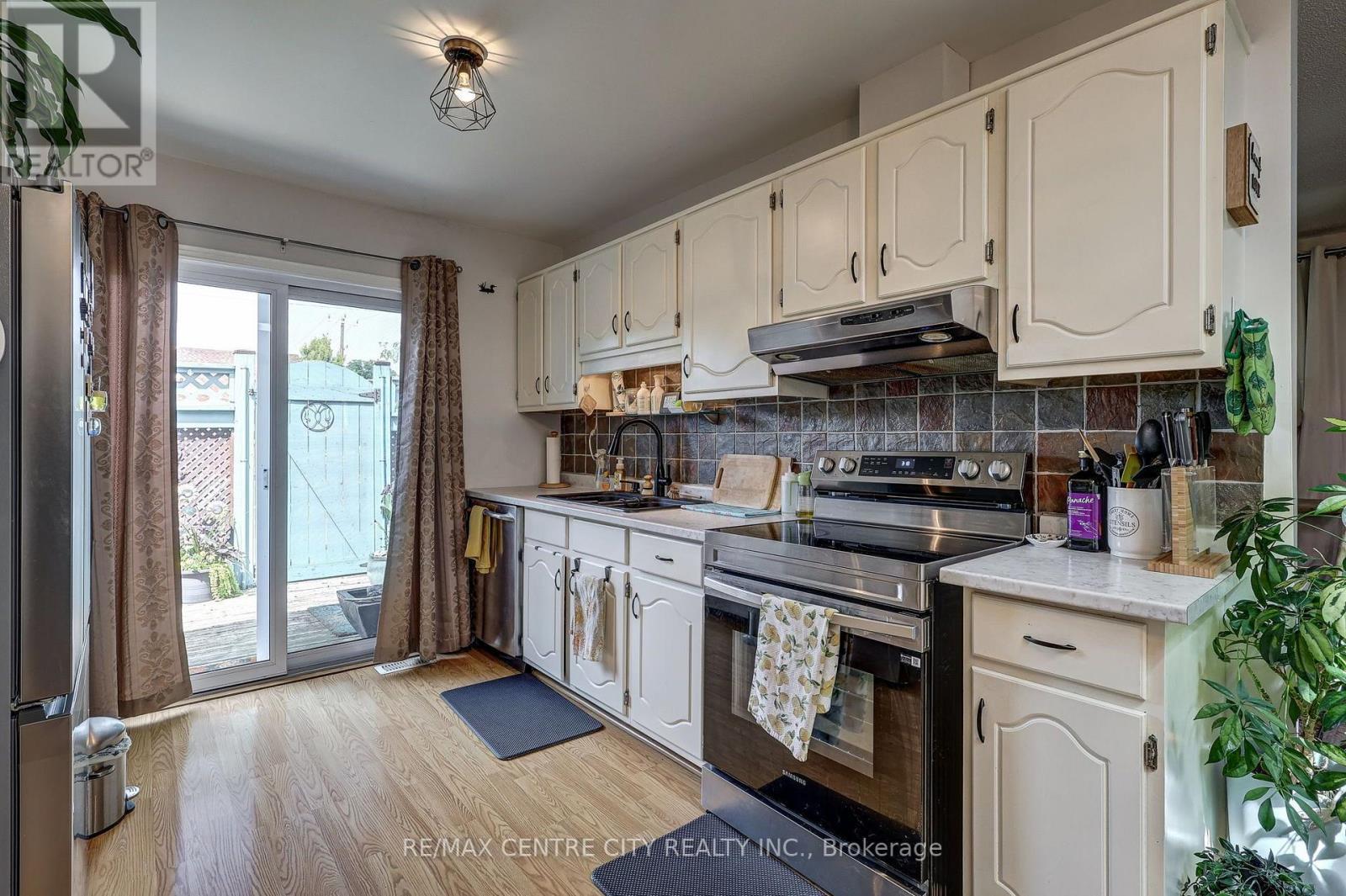 37 Fifth Avenue, St. Thomas, ON - Indoor Photo Showing Kitchen