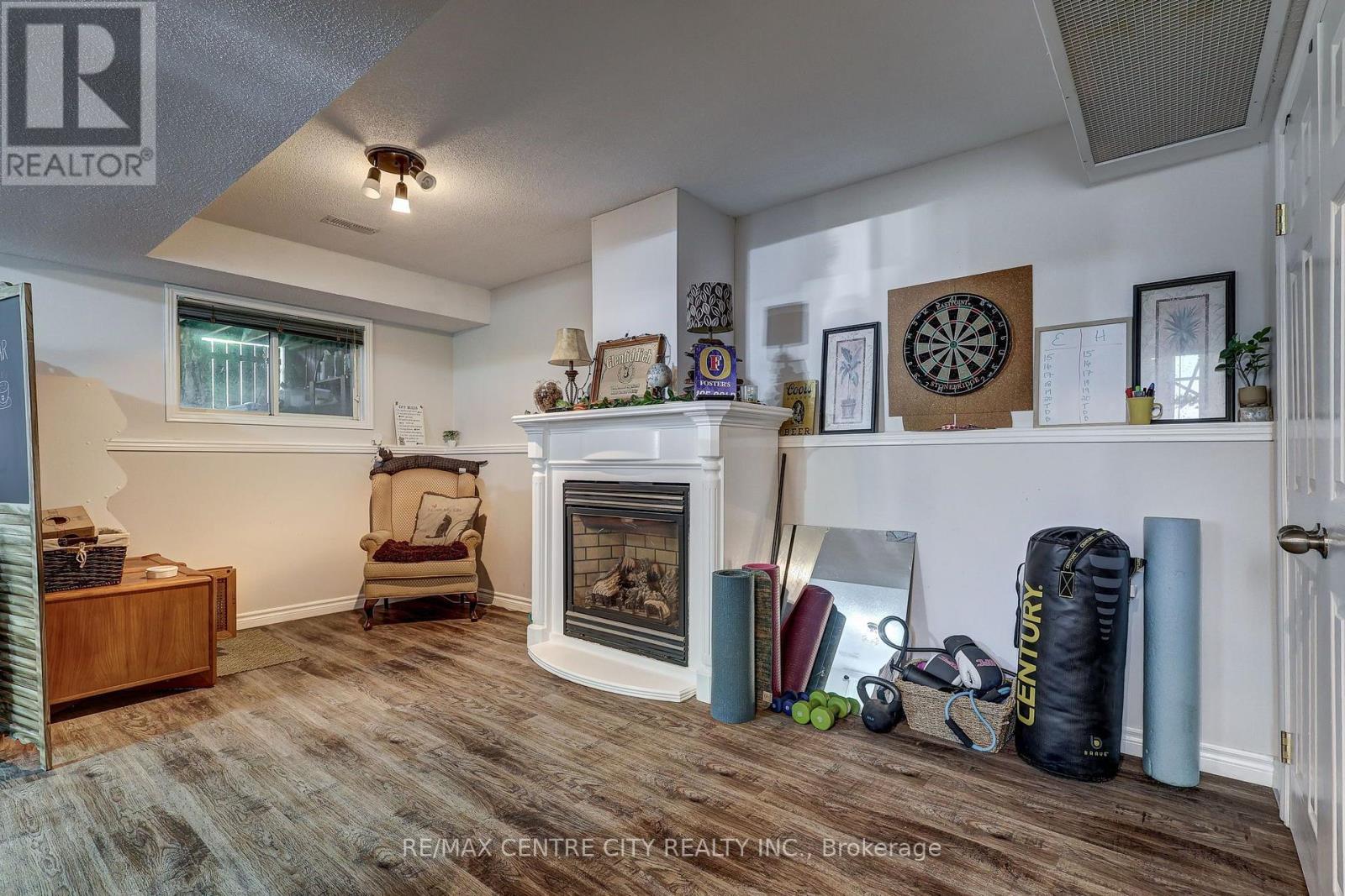37 Fifth Avenue, St. Thomas, ON - Indoor With Fireplace