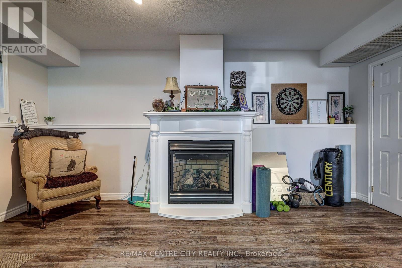 37 Fifth Avenue, St. Thomas, ON - Indoor With Fireplace