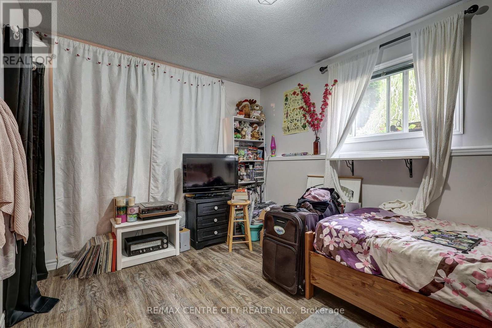 37 Fifth Avenue, St. Thomas, ON - Indoor Photo Showing Bedroom