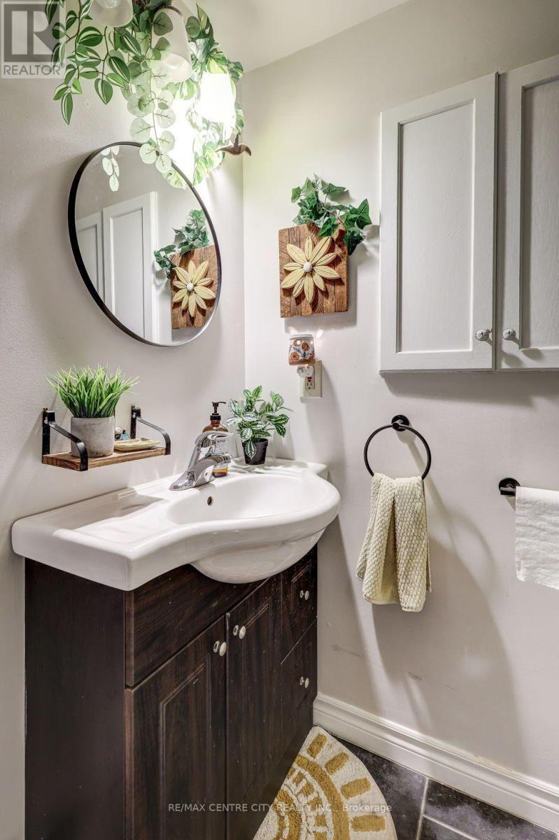 37 Fifth Avenue, St. Thomas, ON - Indoor Photo Showing Bathroom