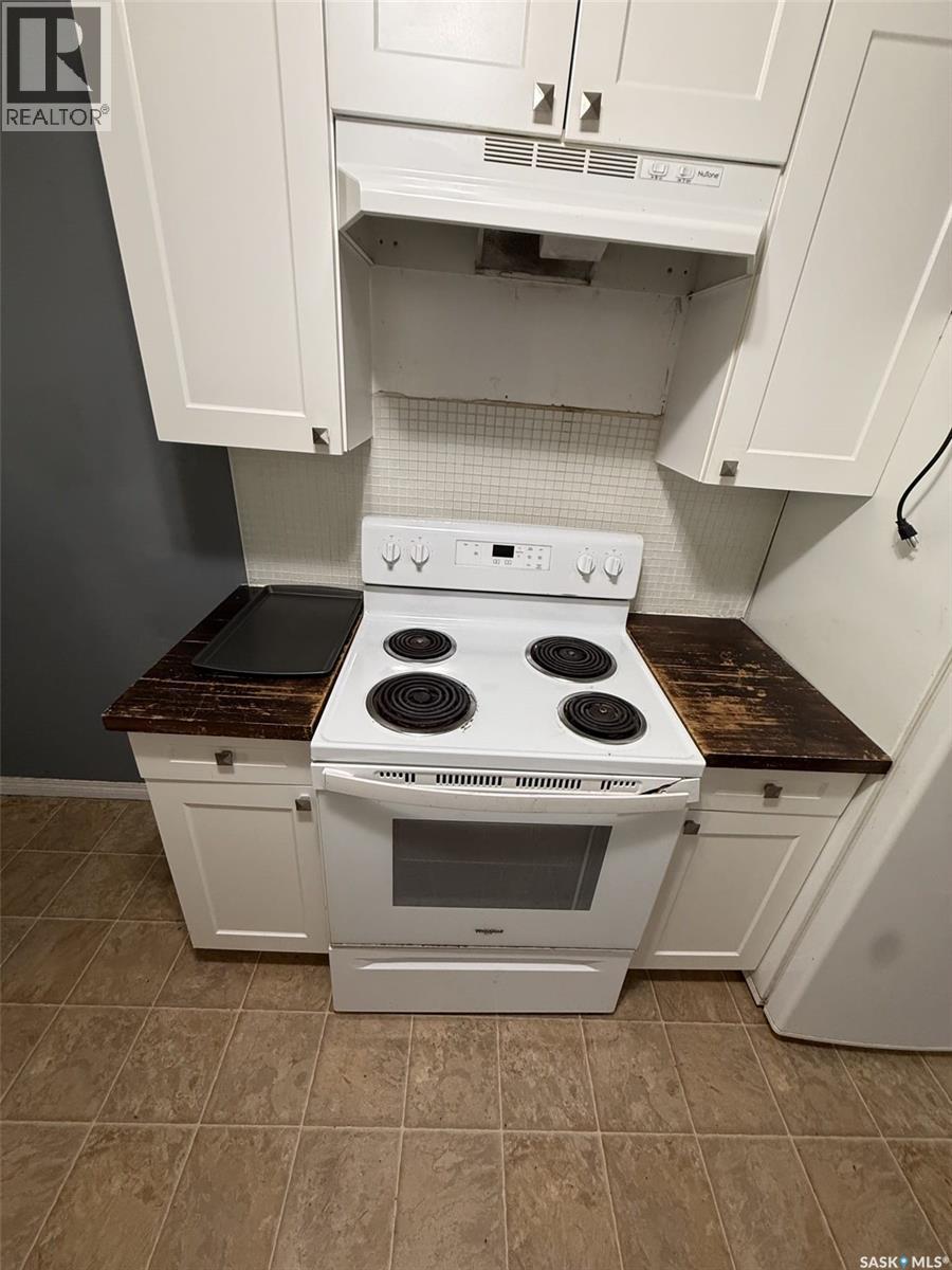 1819 C Avenue N, Saskatoon, SK - Indoor Photo Showing Kitchen