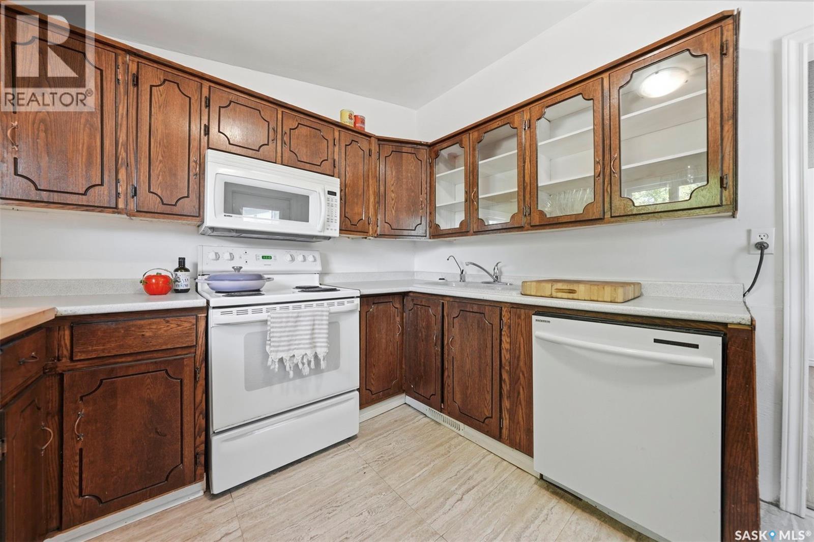 611 J Avenue S, Saskatoon, SK - Indoor Photo Showing Kitchen
