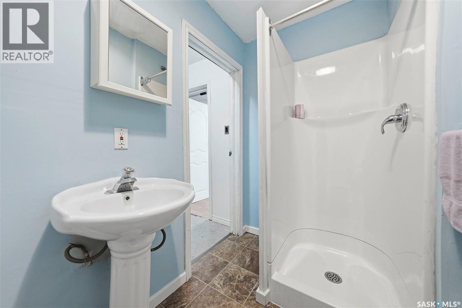 611 J Avenue S, Saskatoon, SK - Indoor Photo Showing Bathroom