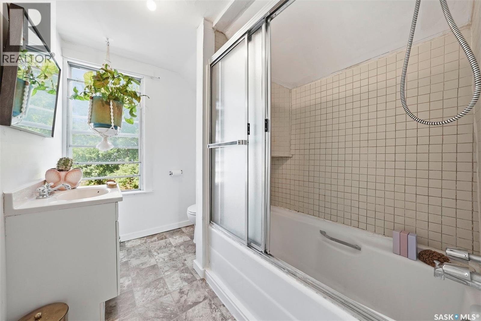 611 J Avenue S, Saskatoon, SK - Indoor Photo Showing Bathroom