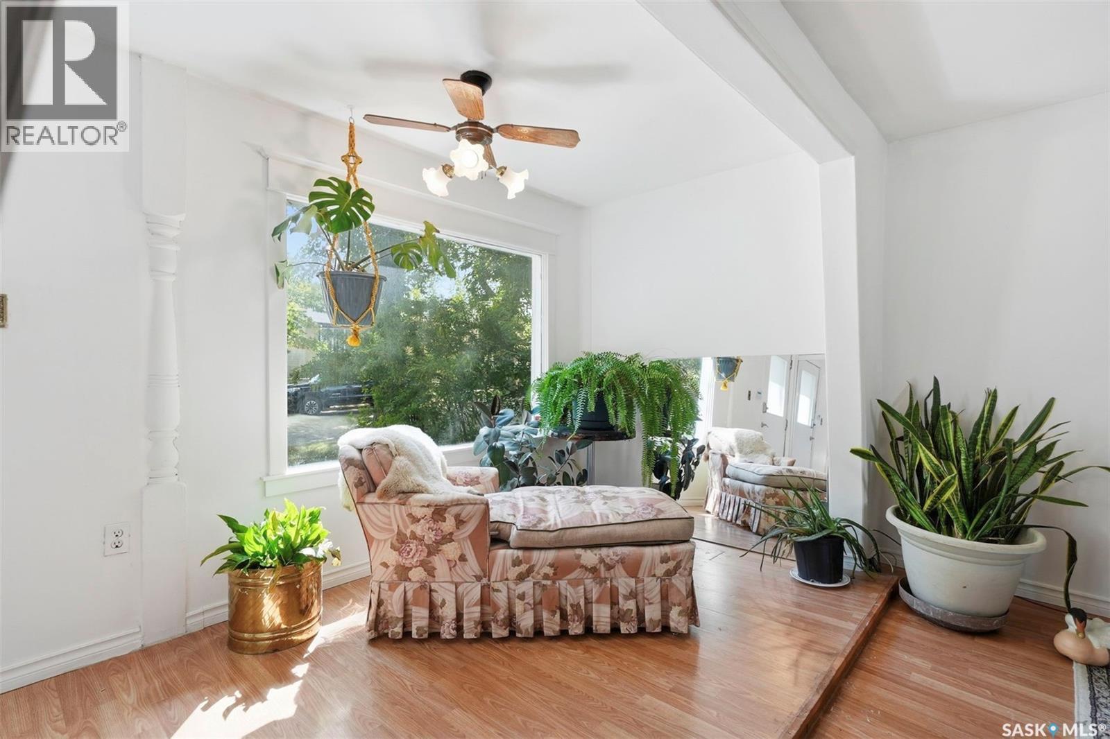 611 J Avenue S, Saskatoon, SK - Indoor Photo Showing Living Room