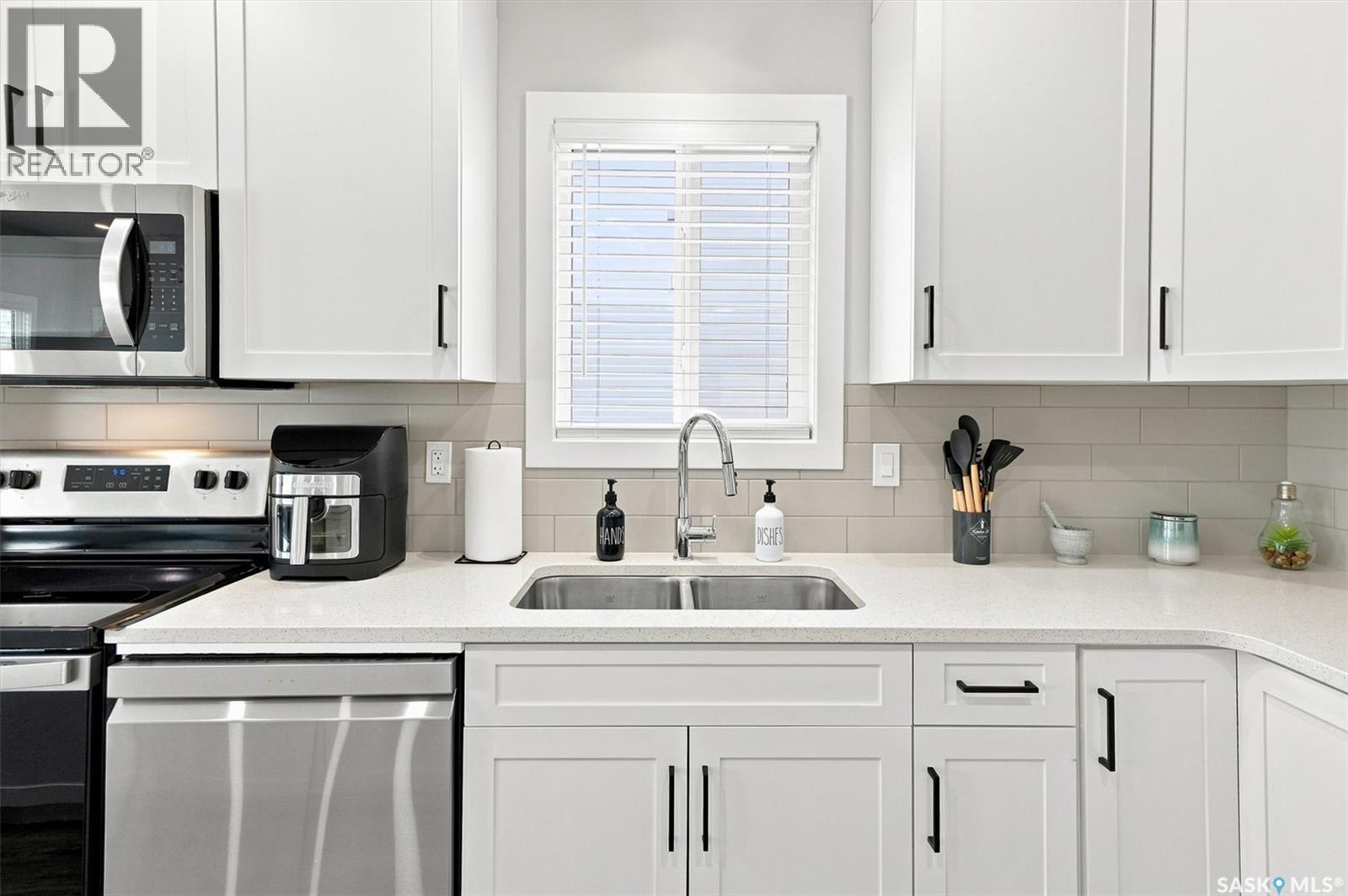 143 Barrett Street, Saskatoon, SK - Indoor Photo Showing Kitchen With Double Sink With Upgraded Kitchen