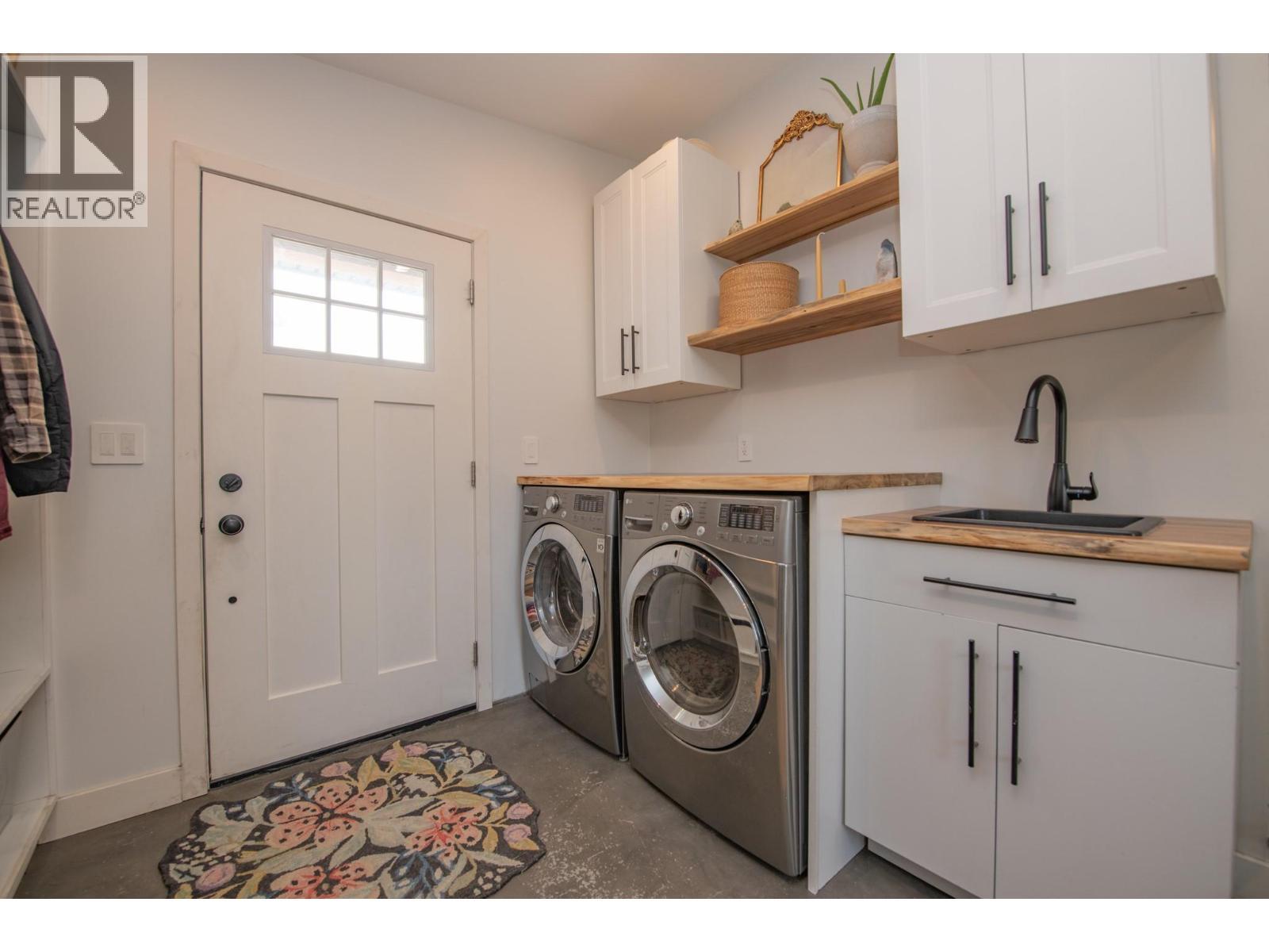 9211 6 Highway, Coldstream, BC - Indoor Photo Showing Laundry Room
