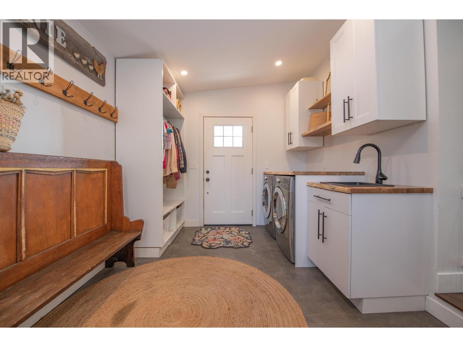 9211 6 Highway, Coldstream, BC - Indoor Photo Showing Other Room