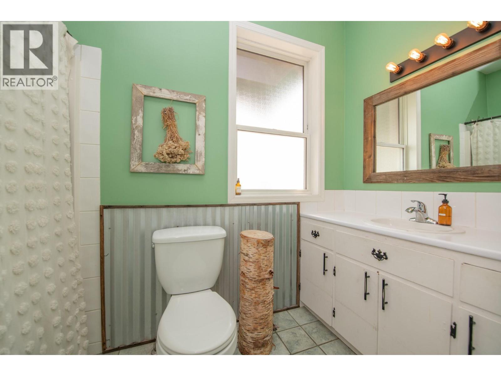 9211 6 Highway, Coldstream, BC - Indoor Photo Showing Bathroom