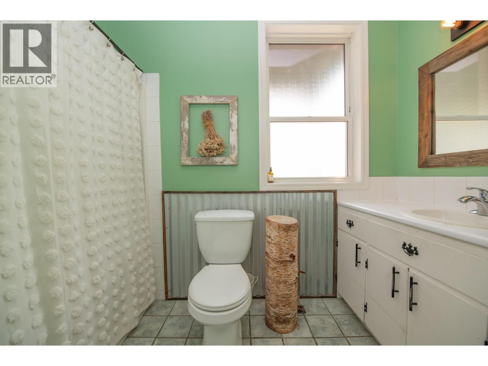 9211 6 Highway, Coldstream, BC - Indoor Photo Showing Bathroom