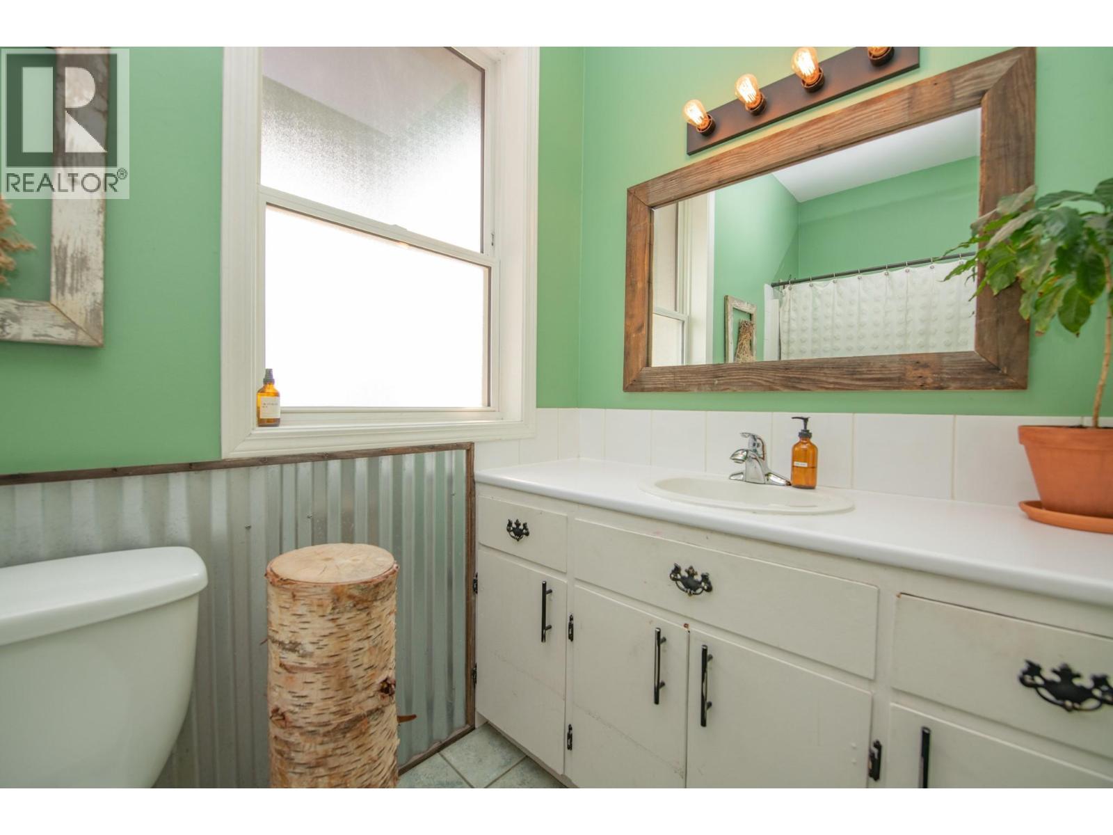 9211 6 Highway, Coldstream, BC - Indoor Photo Showing Bathroom