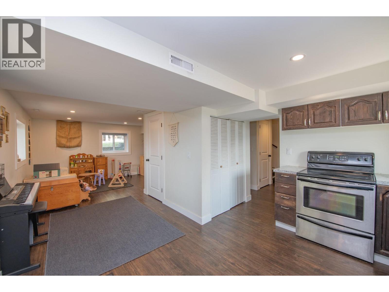 9211 6 Highway, Coldstream, BC - Indoor Photo Showing Kitchen