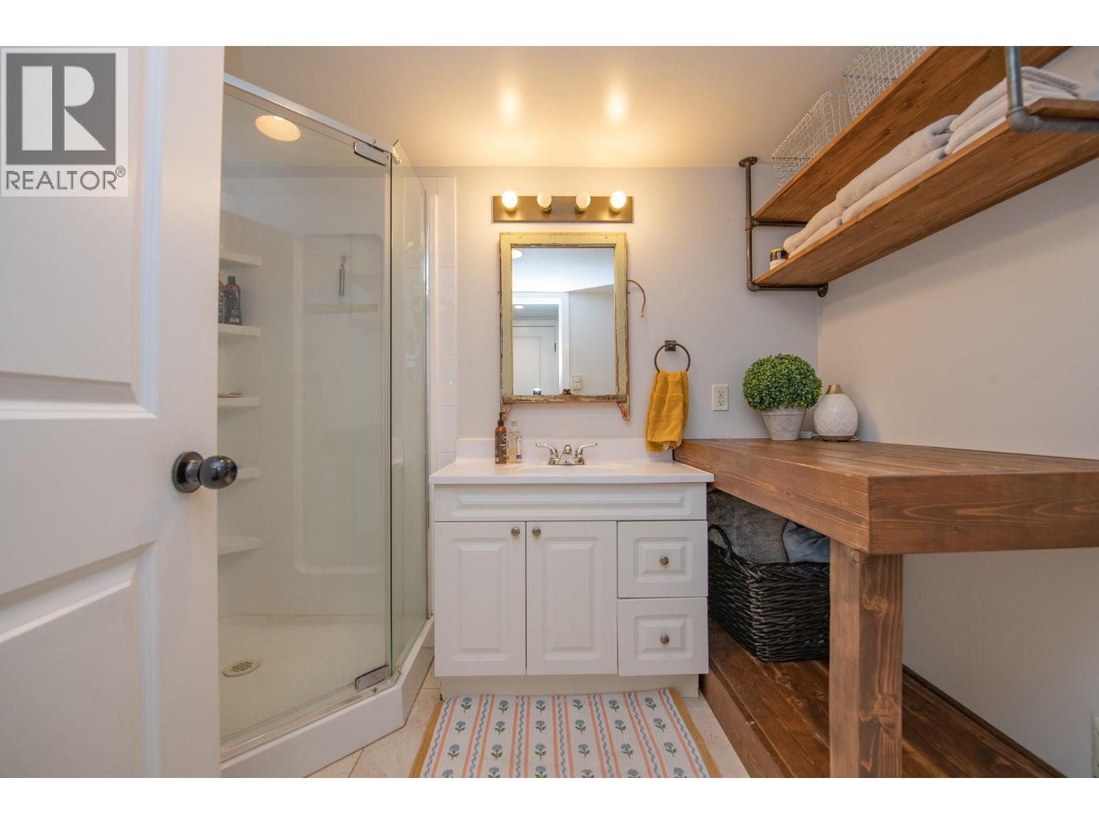 9211 6 Highway, Coldstream, BC - Indoor Photo Showing Bathroom
