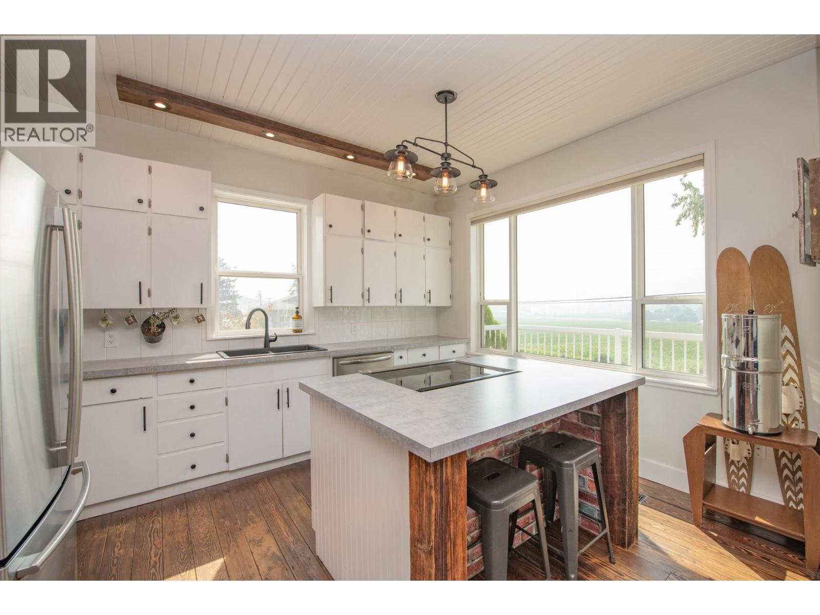 9211 6 Highway, Coldstream, BC - Indoor Photo Showing Kitchen
