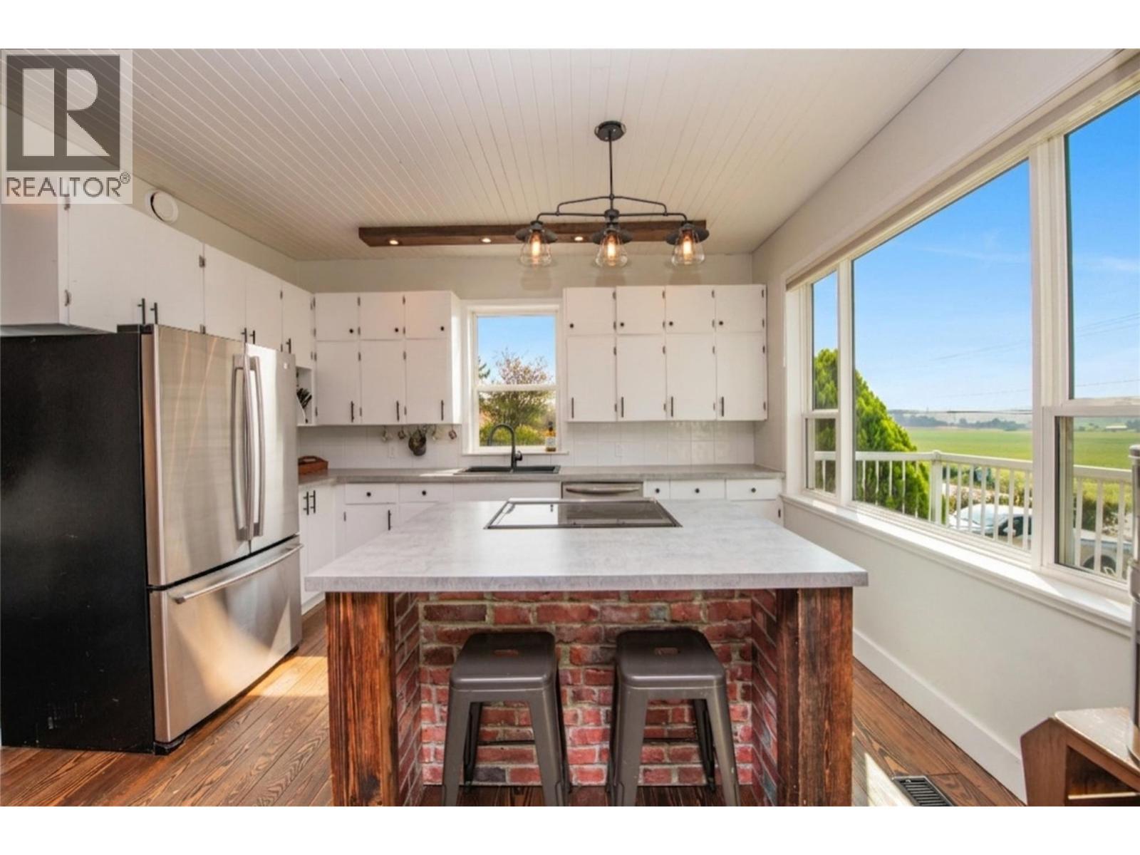 9211 6 Highway, Coldstream, BC - Indoor Photo Showing Kitchen