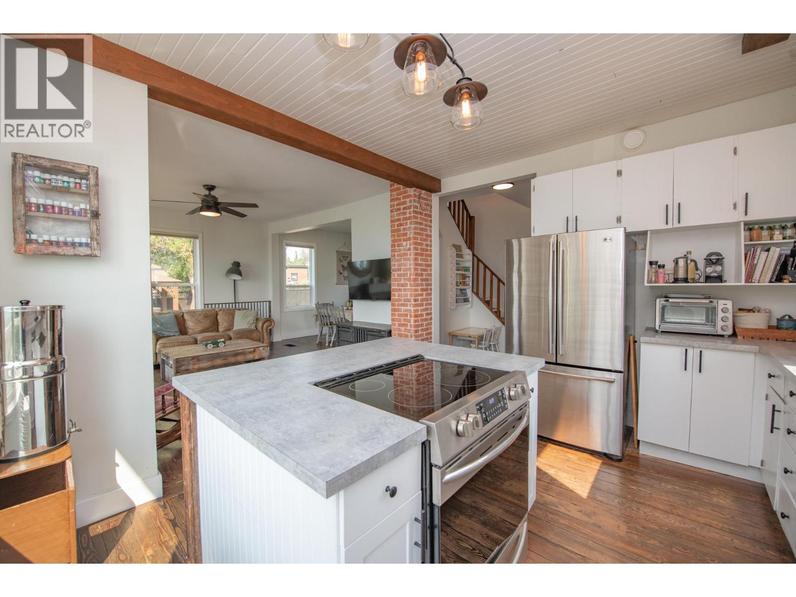 9211 6 Highway, Coldstream, BC - Indoor Photo Showing Kitchen