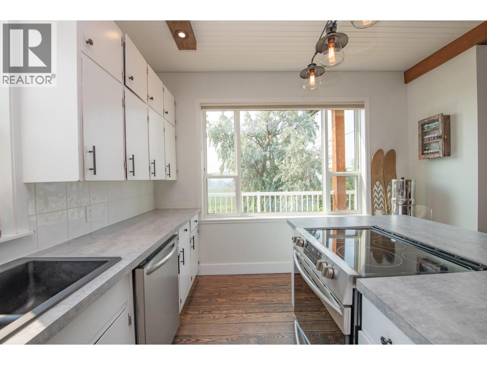 9211 6 Highway, Coldstream, BC - Indoor Photo Showing Kitchen