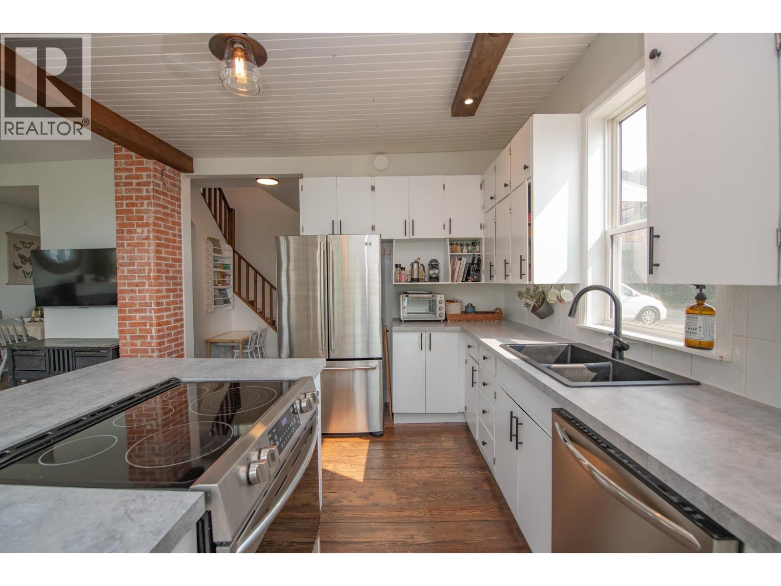 9211 6 Highway, Coldstream, BC - Indoor Photo Showing Kitchen With Double Sink With Upgraded Kitchen