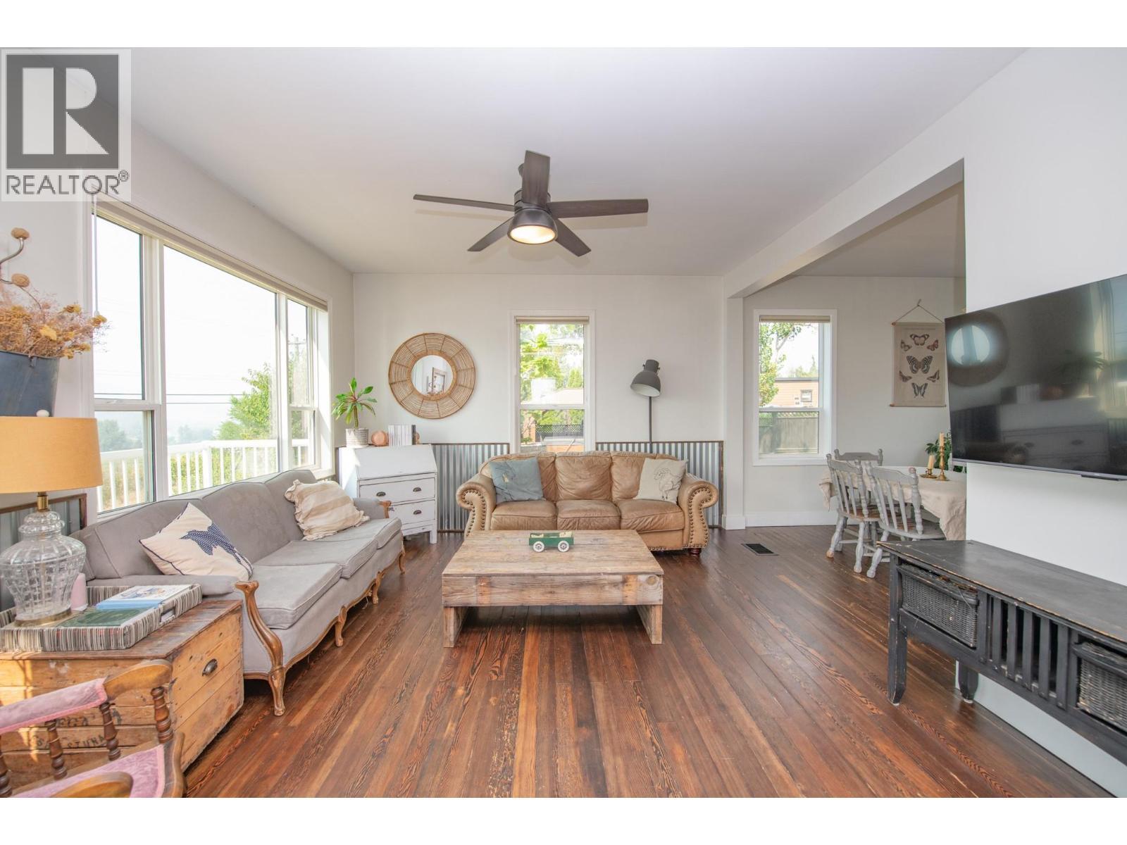 9211 6 Highway, Coldstream, BC - Indoor Photo Showing Living Room