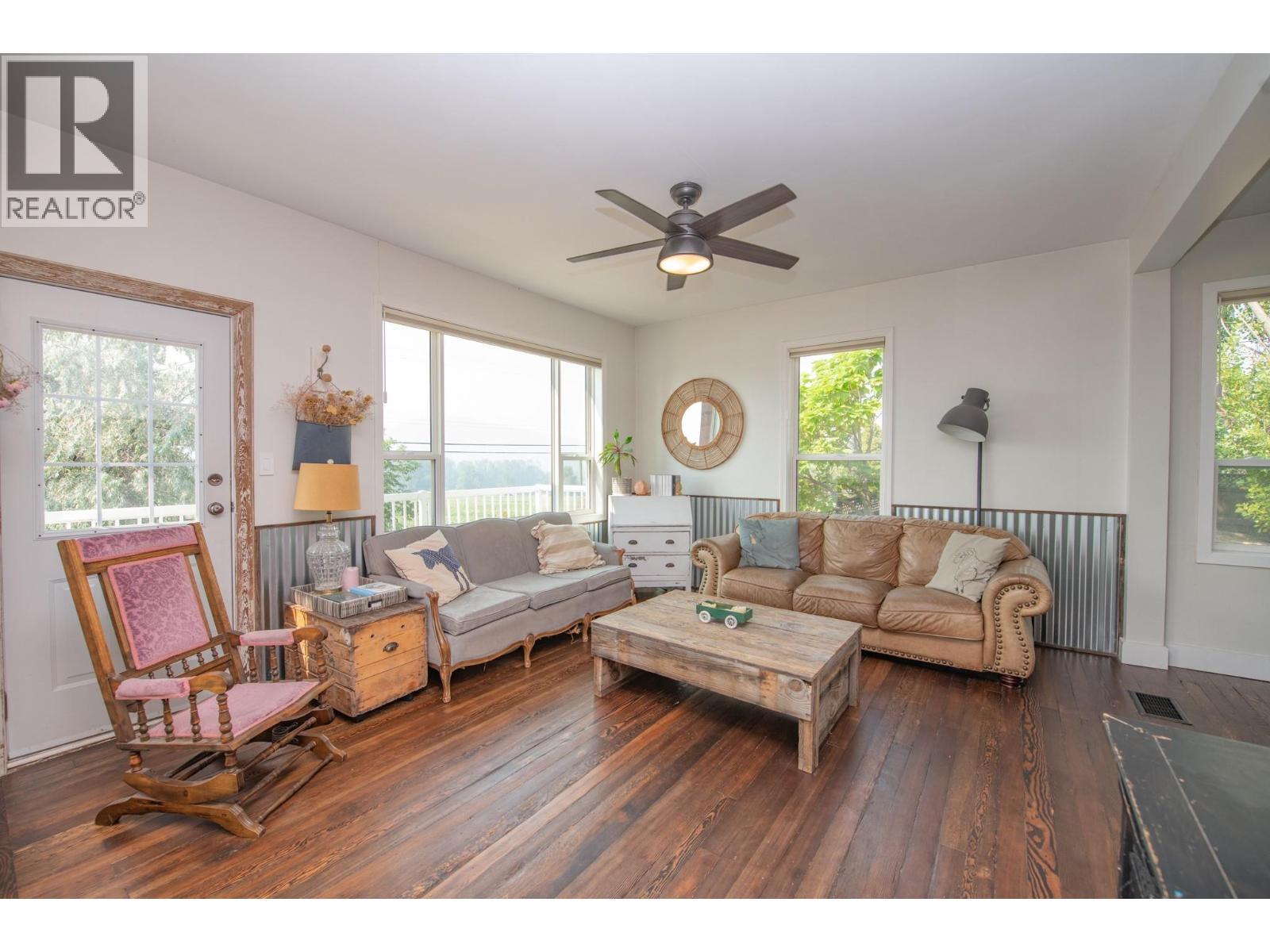 9211 6 Highway, Coldstream, BC - Indoor Photo Showing Living Room