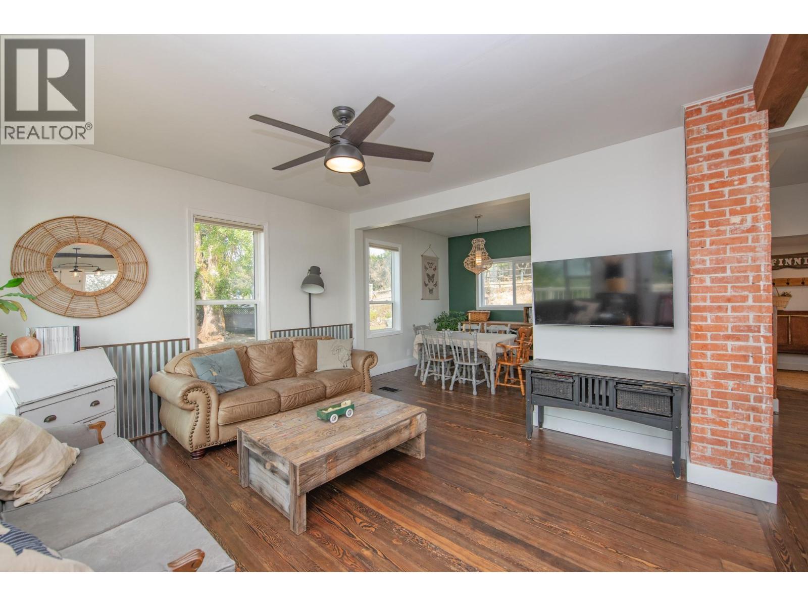 9211 6 Highway, Coldstream, BC - Indoor Photo Showing Living Room