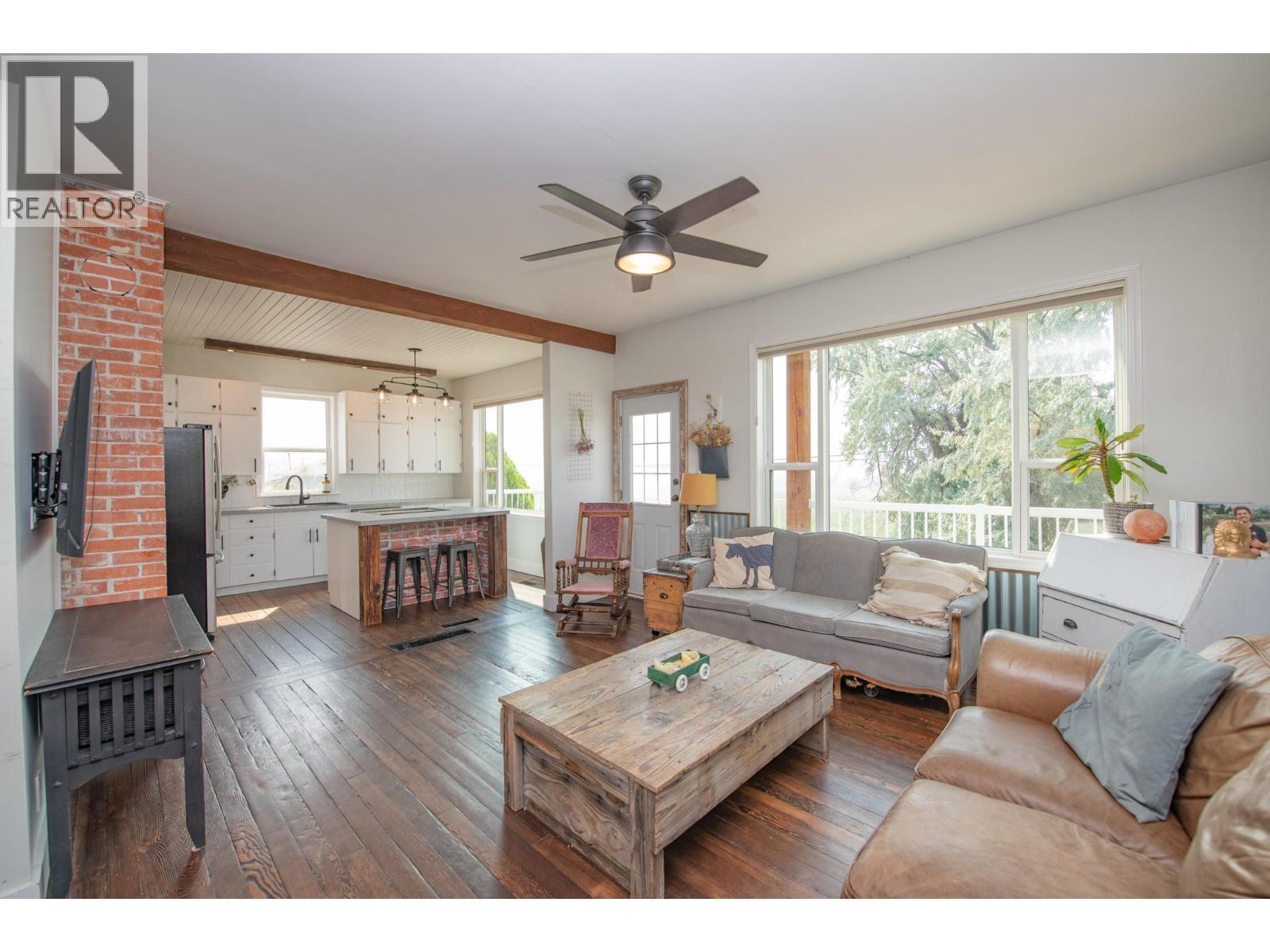 9211 6 Highway, Coldstream, BC - Indoor Photo Showing Living Room
