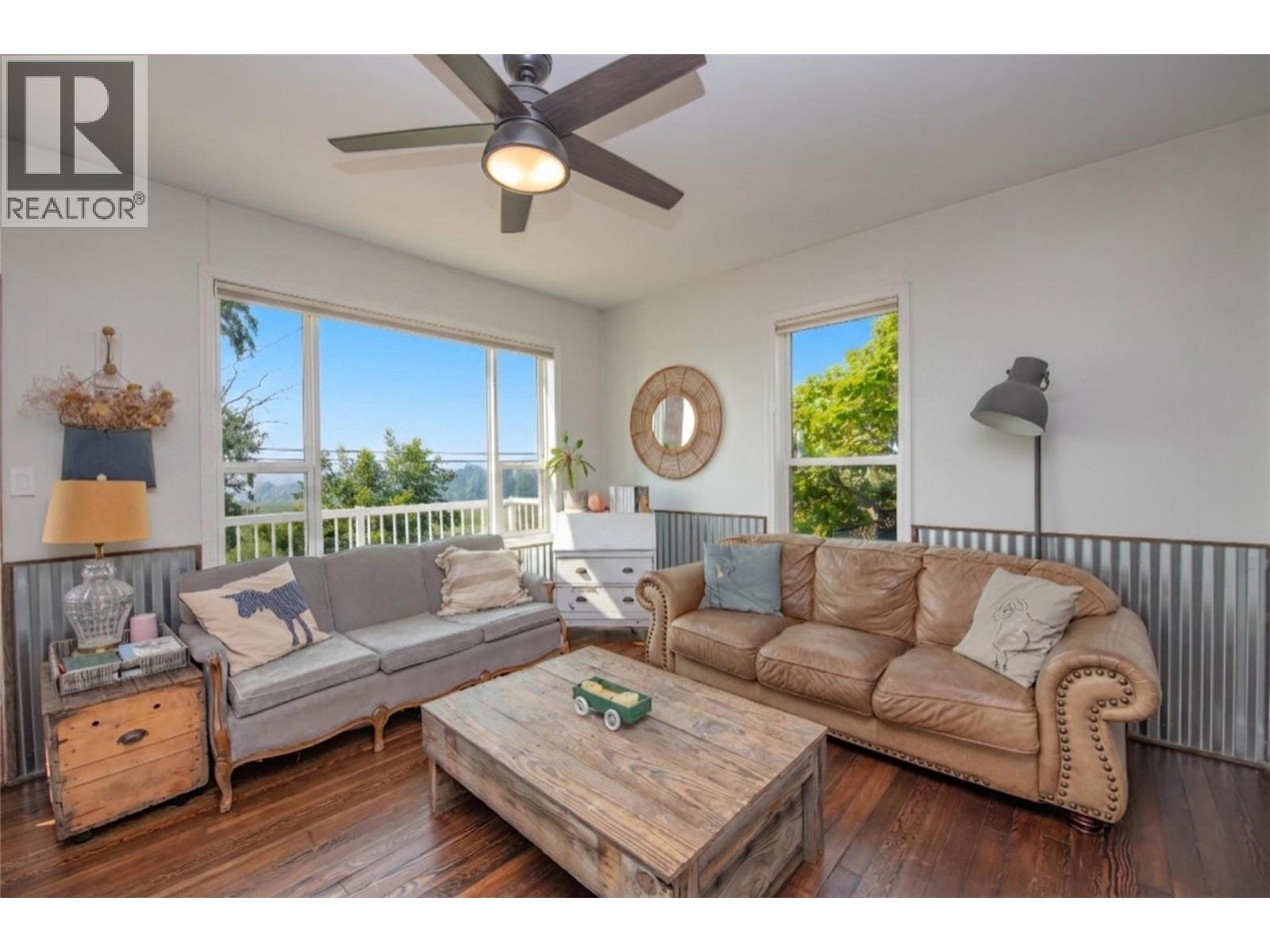 9211 6 Highway, Coldstream, BC - Indoor Photo Showing Living Room