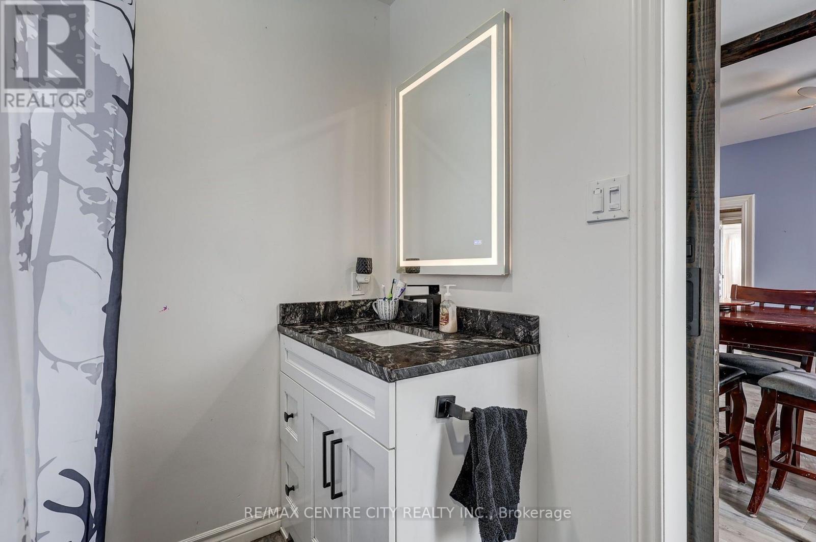 88 Flora Street, St. Thomas, ON - Indoor Photo Showing Bathroom