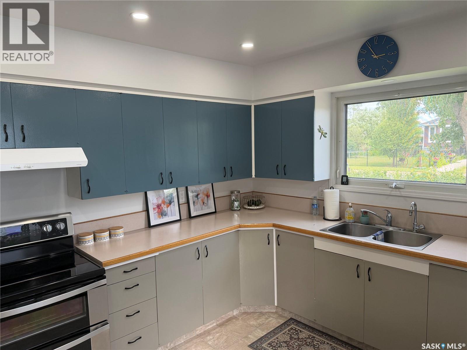 407 5Th Street E, Wynyard, SK - Indoor Photo Showing Kitchen With Double Sink