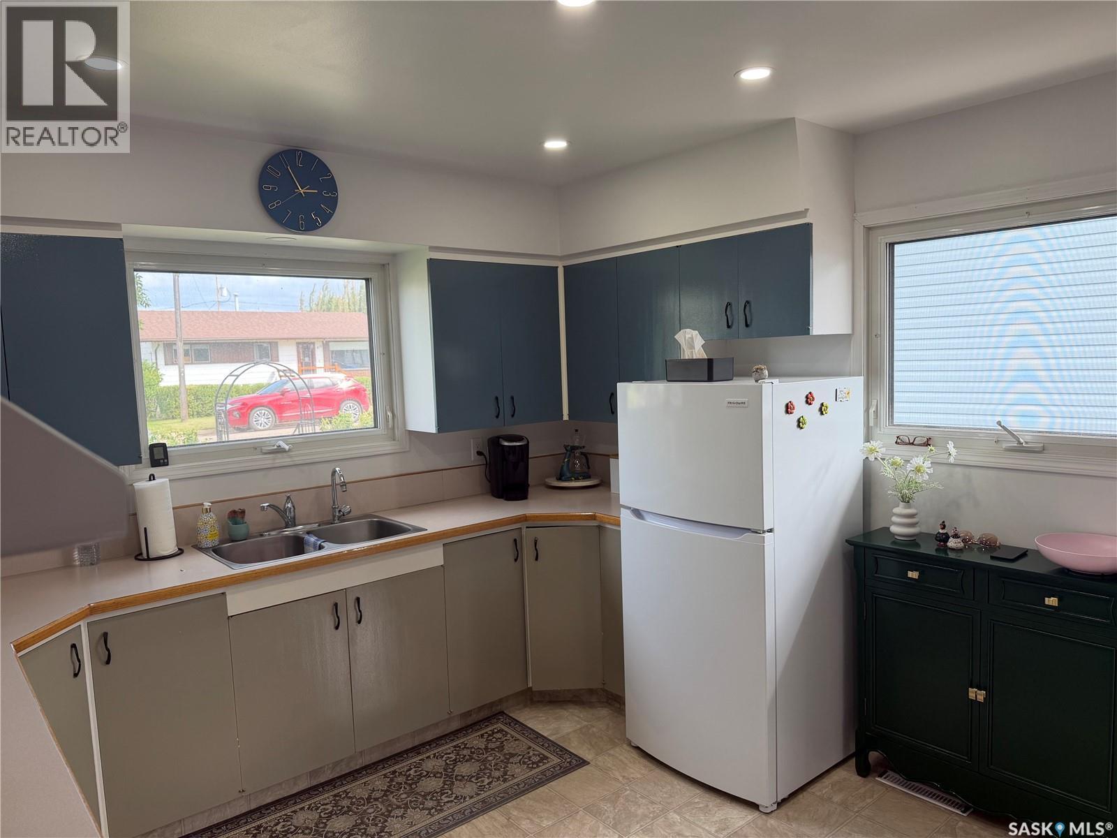 407 5Th Street E, Wynyard, SK - Indoor Photo Showing Kitchen With Double Sink
